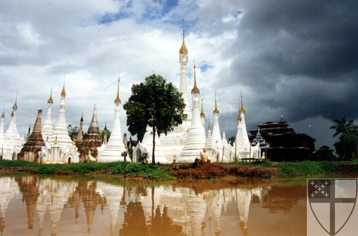[Pagodas on Inle Lake in B...]