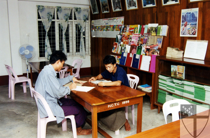 [Students study in the lib...]